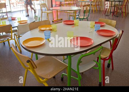 Saint-Martin-de-Queyrieres (Französische Alpen, Südostfrankreich): Kantine der Grundschule. Tischset mit Tellern und Gläsern Stockfoto