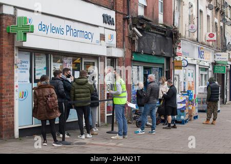 London, Großbritannien, 14. Dezember 2021: In der Day Lewis Pharmacy auf Brixton Hill stand nur eine kurze Schlange von Leuten, die sich für Booster-Jabs anstellten. Booster-Jabs sind jetzt in begehbaren Kliniken für alle Erwachsenen über 16 Jahren in England erhältlich, in der Hoffnung, die Ausbreitung der omicron-Variante des Coronavirus zu drosseln. Anna Watson/Alamy Live News Stockfoto