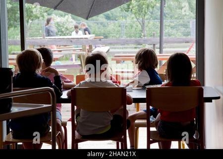 Saint-Martin-de-Queyrieres (Französische Alpen, Südostfrankreich): Kantine der Grundschule. Kinder essen zu Mittag Stockfoto