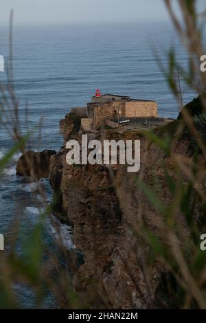 Vertica Aufnahme der Festung Nazare von Sao Miguel Arcanjo, Portugal Stockfoto