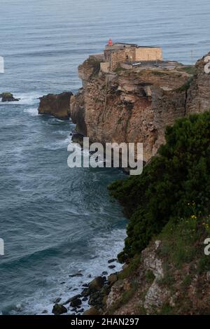 Vertikale Aufnahme der Festung Nazare von Sao Miguel Arcanjo, Portuga Stockfoto