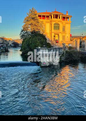 Fluss, der durch die Provinzstadt fließt Stockfoto