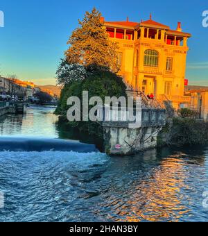 Fluss durch die Stadt Stockfoto