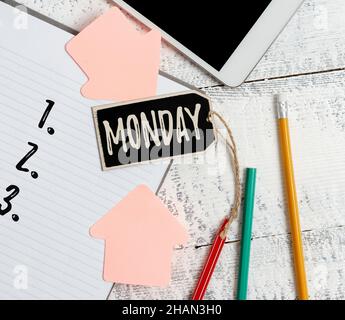 Handschriftentext Montag. Wort für den Tag der Woche nach Sonntag und vor Dienstag Tag des Mondes Schreiben Idee, Listing Text Documents Stockfoto
