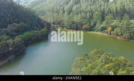 Luftaufnahme schöne Natur mit Bergen und Hügeln am See Mattupetty. Kerala In der Nähe der Stadt Munar. Stockfoto