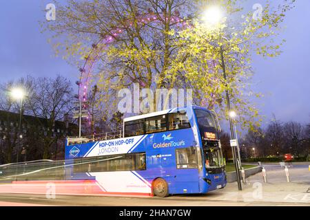 Gray Line golden führt Busparks am Londoner Südufer mit London Eye im Hintergrund England Großbritannien Stockfoto