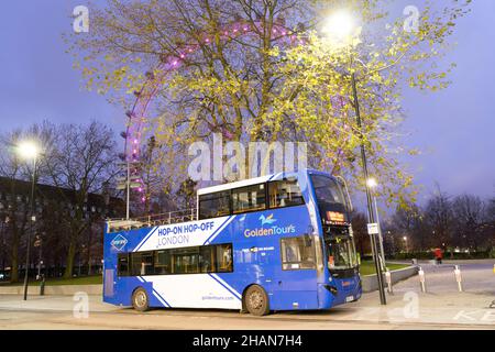 Gray Line golden führt Busparks am Londoner Südufer mit London Eye im Hintergrund England Großbritannien Stockfoto