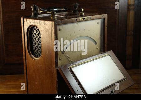 Altes deutsches Voltmeter in schöner Holzkiste. Eines der ersten Voltmeter weltweit. Stockfoto