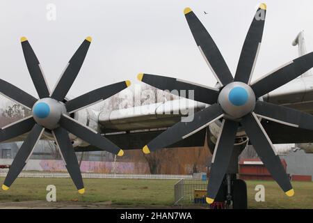 Kiew/Ukraine: Propeller eines sowjetischen Militärflugzeugs TU-142 Stockfoto