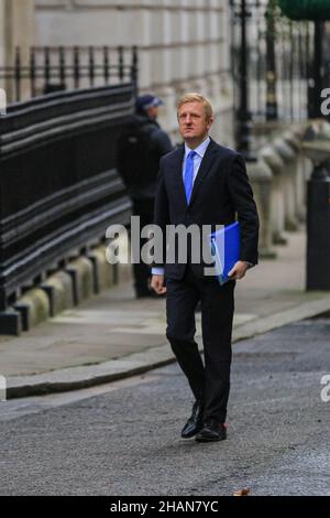 London, Großbritannien. 14th Dez 2021. Der Abgeordnete Oliver Dowden, Minister ohne Portfolio und Co-Vorsitzender der Konservativen Partei, geht heute Morgen in der Downing Street spazieren. Die heutige Kabinettssitzung soll hauptsächlich auf Zoom basieren, aber einige Kabinettsminister haben sich entschieden, in der Downing Street teilzunehmen. Kredit: Imageplotter/Alamy Live Nachrichten Stockfoto