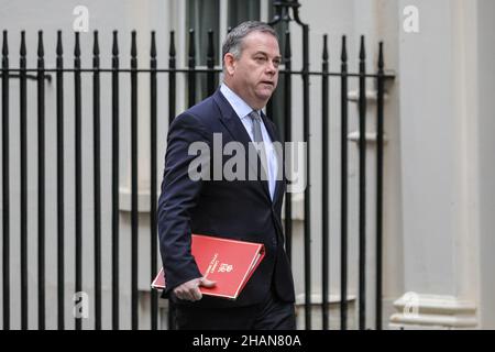 London, Großbritannien. 14th Dez 2021. Der Abgeordnete Nigel Adams, Staatsminister ohne Portfolio im Kabinett, geht in die Downing Street. Die heutige Kabinettssitzung soll hauptsächlich auf Zoom basieren, aber einige Kabinettsminister haben sich entschieden, in der Downing Street teilzunehmen. Kredit: Imageplotter/Alamy Live Nachrichten Stockfoto