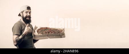 Glücklich hungrigen bärtigen Mann Pizza essen und zeigt Daumen nach oben Geste isoliert auf weißem Hintergrund. Stockfoto