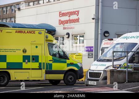 Der Krankenwagen parkte vor dem Haupteingang der Notaufnahme des Dundonald Hospital in Belfast, Nordirland. Stockfoto