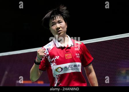 Huelva, Spanien. 14th Dez 2021. HE Bingjiao aus China reagiert während des Einzel-Zweitrundenmatches der Frauen gegen Marie Batomene aus Frankreich bei den BWF-Weltmeisterschaften 2021 in Huelva, Spanien, am 14. Dezember 2021. Quelle: Zhang Cheng/Xinhua/Alamy Live News Stockfoto