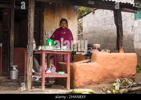Eine nepalesische Frau in ihrer Außenküche mit einem Chulo oder einem traditionellen Holzofen aus Schlamm. Malekhu, Nepal. Stockfoto