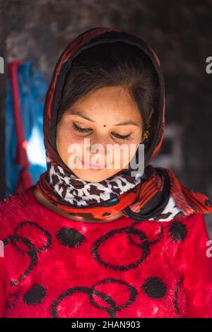Porträt einer attraktiven jungen Hindu-Frau in der Nähe der Boudhnath Stupa in Kathmandu, Nepal. Stockfoto
