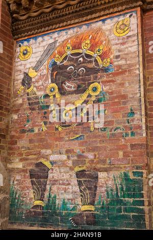 Ein Gemälde des Schwarzen Bhairab oder Kala Bhairab an der Wand des alten königlichen Palastes auf dem Durbar Square, Patan, Nepal. Stockfoto