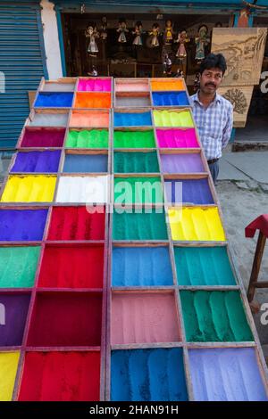 Farbiges Pulver, genannt Gulal, wird in hinduistischen Ritualen verwendet, wie das Platzieren des Bindi oder Tilak auf der Stirn. Kathmandu, Nepal. Es wird auch für den verwendet Stockfoto