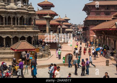 Durbar Square in Patan mit einer Reihe von Tempeln auf der linken Seite und dem königlichen Palast auf der rechten Seite. Nepal. Stockfoto