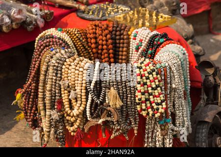 Buddhistische mala-Rosenkranz-Perlen zum Verkauf auf einem Markt im Swayambhunath-Tempelkomplex in Kathmandu, Nepal. Stockfoto