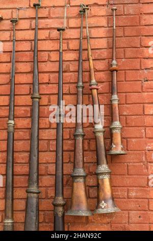 Tibetische Hörner oder Dungchen, die in buddhistischen Zeremonien in Tibet und Nepal verwendet werden. Zu verkaufen in Swayambhunath, Kathmandu, Nepal. Stockfoto