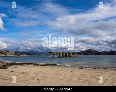 Überreste des Boom Defence Depot WW2 und Pier am Loch Ewe, in Mellon Charles, Wester Ross, Highlands of Scotland Stockfoto