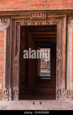 Ein Blick vom Eingang des Mul Chowk in den Sundari Chowk im alten königlichen Palast am Durbar Square, Patan, Nepal. Stockfoto