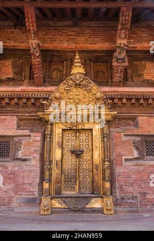 Eine goldene Tür in der Mul Chowk im königlichen Palast in Durbar Suare, Patan, Nepal. Stockfoto