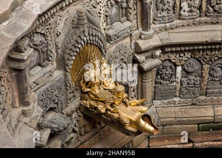 Vergoldeter Wasserauslauf im Tusha Hiti oder Königliches Bad im Sundari Chowk im alten königlichen Palast am Durbar Square, Patan, Nepal. Stockfoto