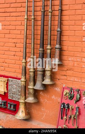 Tibetische Hörner oder Dungchen, die in buddhistischen Zeremonien in Tibet und Nepal verwendet werden. Zu verkaufen in Swayambhunath, Kathmandu, Nepal. Stockfoto