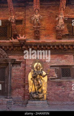 Jamuna, die Flussgöttin, im Mul Chowk im königlichen Palast in Durbar Suare, Patan, Nepal. Stockfoto