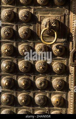 Geprägte metallummantelte Tür des Sun Dhoka oder Golden Gate betreten das Mul Chowk auf dem Durbar Square, Patan, Nepal. Stockfoto