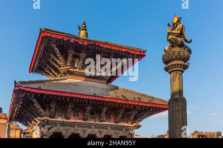 Die Messingstatue von Garuda auf einer Steinsäule vor dem Vishwanath-Tempel, Durbar-Platz, Patan, Nepal. Stockfoto