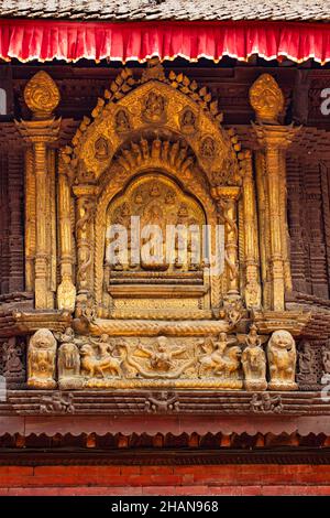 Das Goldene Fenster befindet sich über dem Sun Dhoka im königlichen Palast auf dem Durbar Square, Patan, Nepal. Es ist aus geschnitztem Holz und vergoldet mit Blattgold. Wenn dies der Fall ist Stockfoto