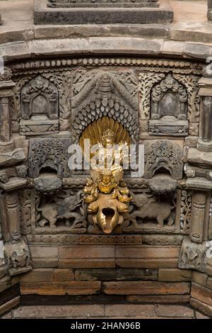 Vergoldeter Wasserauslauf im Tusha Hiti oder Königliches Bad im Sundari Chowk im alten königlichen Palast am Durbar Square, Patan, Nepal. Stockfoto