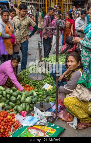 Frische Produkte zum Verkauf auf einem Straßenmarkt in Kathmandu, Nepal. Stockfoto