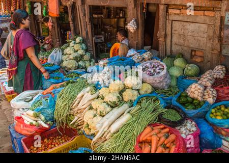 Frische Produkte zum Verkauf auf einem Straßenmarkt in Bhaktapur, Nepal. Stockfoto