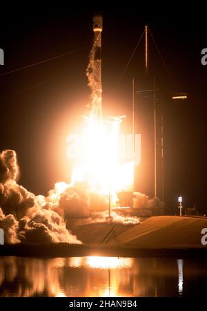 CAPE CANAVERAL, FLORIDA, USA - 09. Dezember 2021 - Eine SpaceX Falcon 9-Rakete startet mit der NASA-Sonde Imaging X-ray Polarimetry Explorer (IXPE) Stockfoto
