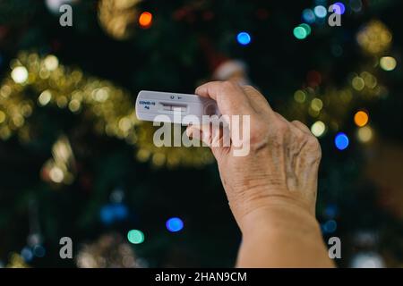 Eine unkenntliche Frau, die sich das covid-Testergebnis für sicheres Reisen während der Weihnachtsferien anschaut Stockfoto