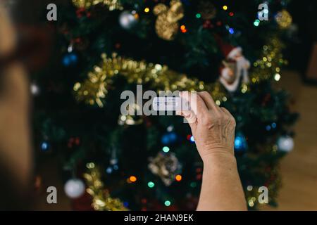 Eine unkenntliche Frau, die sich das covid-Testergebnis für sicheres Reisen während der Weihnachtsferien anschaut Stockfoto