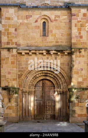 Nahaufnahme einer Tür der Pfarrei St. Peter der Apostel (Iglesia de San Pedro Apóstol) in Avila, Spanien. Stockfoto