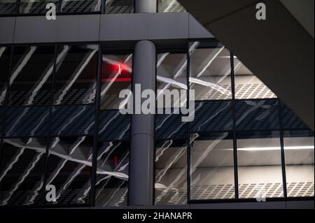 Industrieunternehmen Glas Wandreflexionen mit Dachelement und Detail Stockfoto