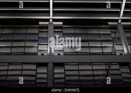 Industrieunternehmen Glas Wandreflexionen mit Dachelement und Detail Stockfoto