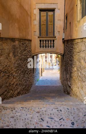 Blick auf eine der Gassen im historischen Zentrum der Stadt Girona, Katalonien, Spanien Stockfoto