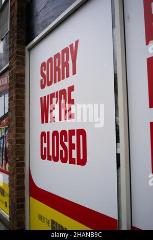 Covid-19 Pandemie, die kleine Geschäfte mit sich bringt, wobei viele unter dem wirtschaftlichen Druck gezwungen sind, zu schließen. Es tut uns leid, dass das Schild am Geschäftsfenster geschlossen wurde. Stockfoto