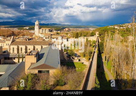 Panorama-Luftaufnahme der Stadt Girona von den Mauern mit dem Glockenturm der Kathedrale im Hintergrund. Katalonien, Spanien Stockfoto
