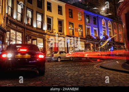 Edinburghs berühmte West Bug & Victoria Street, helle Farben und Details in einer Nacht Szene: Edinburgh, Schottland. Stockfoto