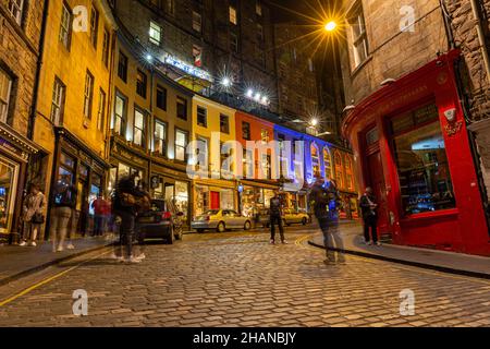 Edinburghs berühmter West Bow & Victoria Street zeigt leuchtende Farben, Touristen und Details in einer Nachtszene: Edinburgh, Schottland. Stockfoto