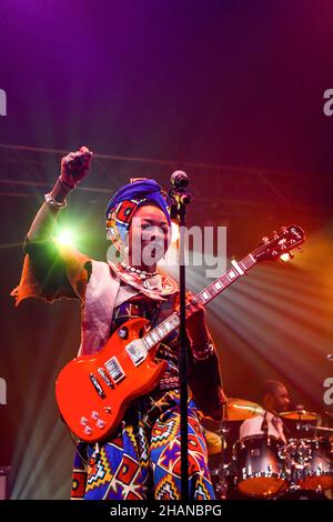 Die Sängerin Fatoumata Diawara konzertiert anlässlich des Ouest Park Festivals in Le Havre (Nordfrankreich) am 22. Oktober 2021 Stockfoto