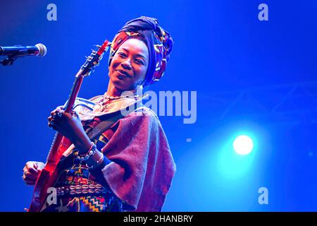 Die Sängerin Fatoumata Diawara konzertiert anlässlich des Ouest Park Festivals in Le Havre (Nordfrankreich) am 22. Oktober 2021 Stockfoto